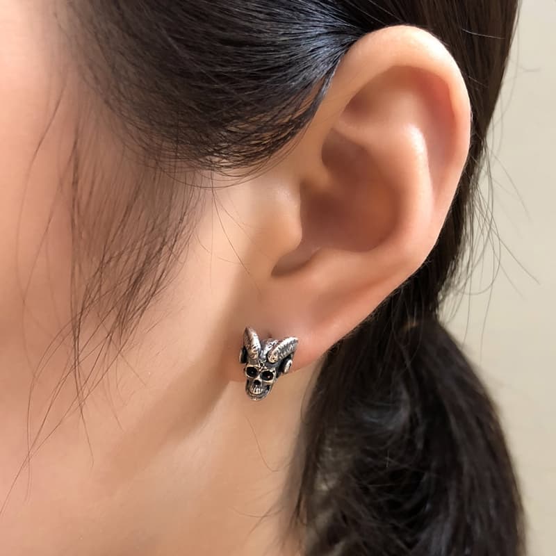 パンクファッション  悪魔の角付き髑髏スタッドピアス