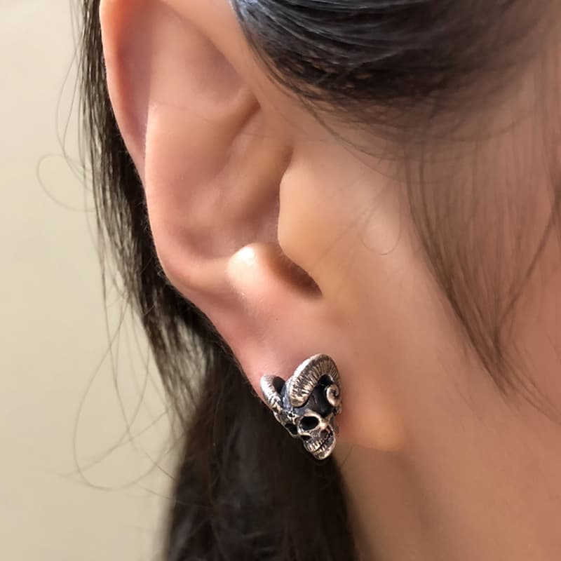 パンクファッション  悪魔の角付き髑髏スタッドピアス